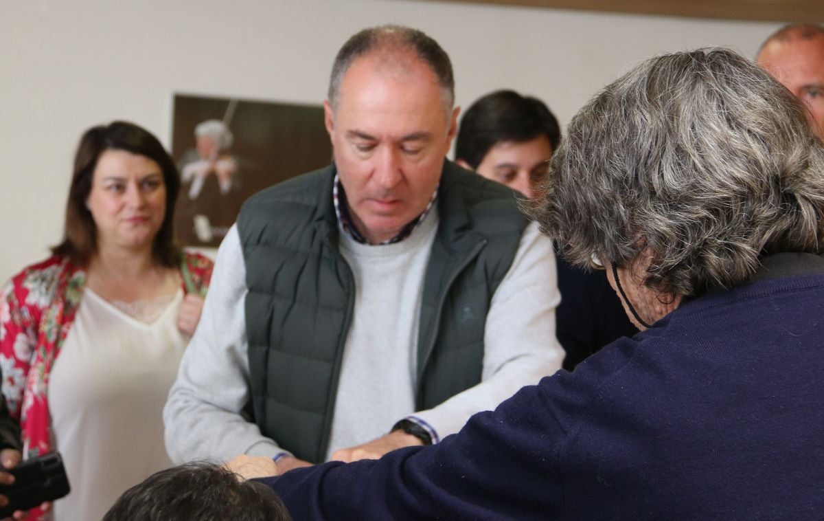 Cientos de colegios electorales han abierto sus puertas en toda la provincia para que los cais 400.000 electores leoneses puedan ejercer su voto en las elecciones municipales, autonómicas y europeas de este 26 de mayo