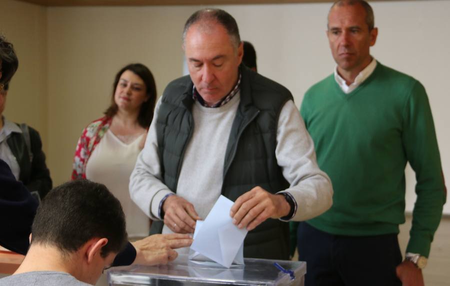 Cientos de colegios electorales han abierto sus puertas en toda la provincia para que los cais 400.000 electores leoneses puedan ejercer su voto en las elecciones municipales, autonómicas y europeas de este 26 de mayo