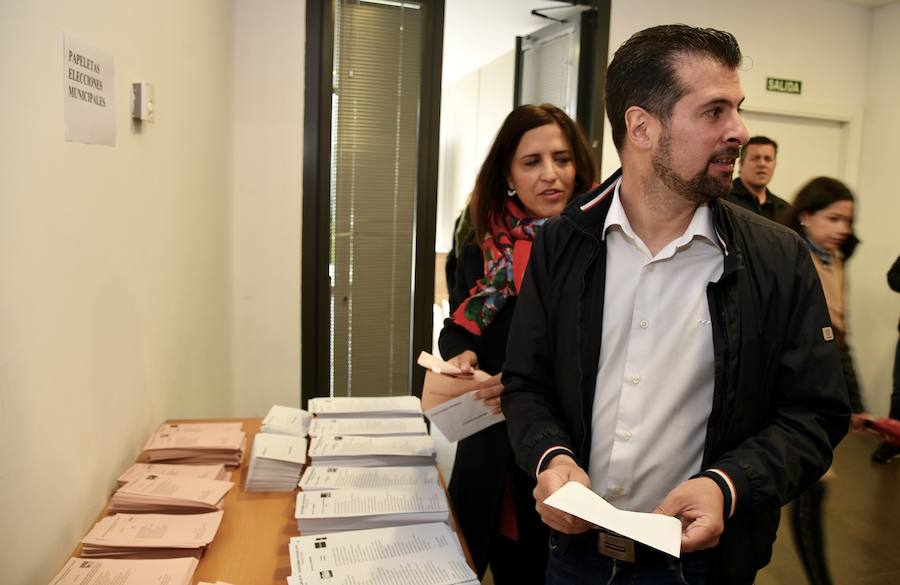 Luis Tudanca ejerce su derecho al voto en Burgos.