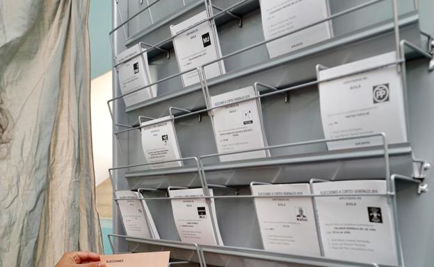 Imagen de una cabina electoral en un colegio lista para su uso.