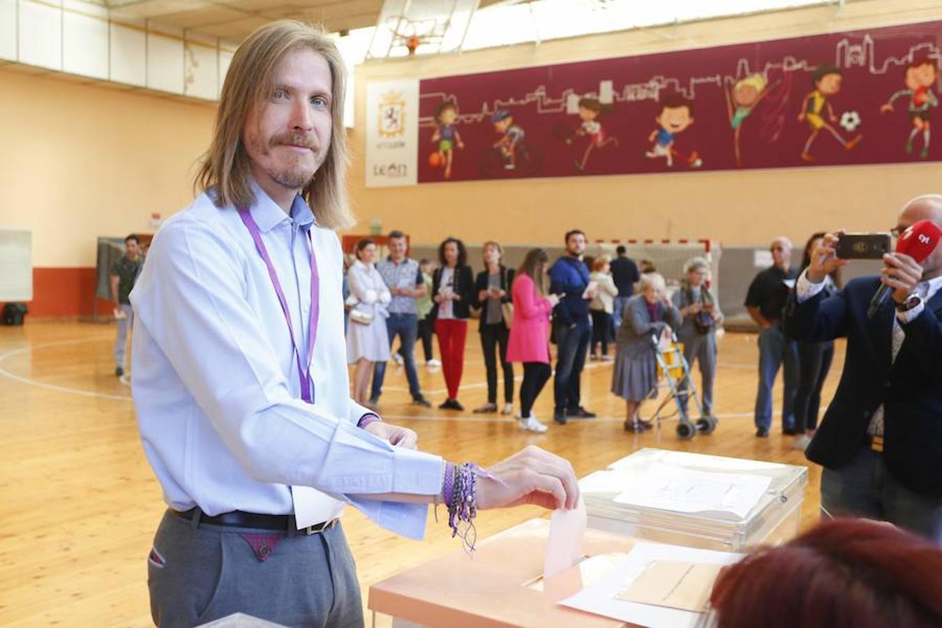 Cientos de colegios electorales han abierto sus puertas en toda la provincia para que los cais 400.000 electores leoneses puedan ejercer su voto en las elecciones municipales, autonómicas y europeas de este 26 de mayo