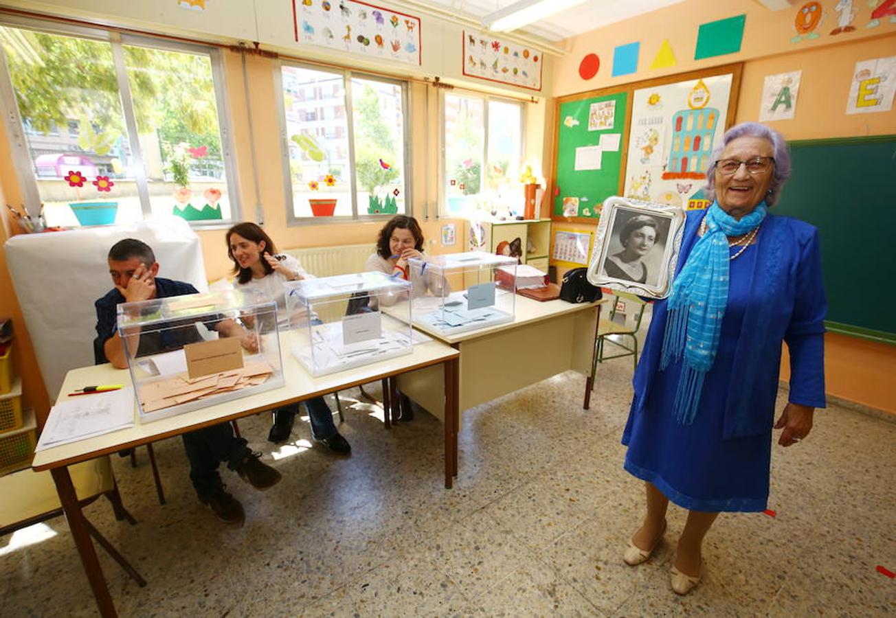 Cientos de colegios electorales han abierto sus puertas en toda la provincia para que los cais 400.000 electores leoneses puedan ejercer su voto en las elecciones municipales, autonómicas y europeas de este 26 de mayo