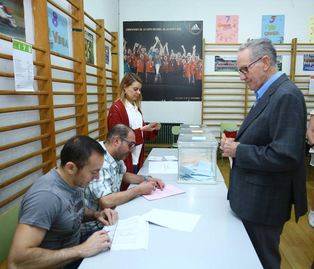 Cientos de colegios electorales han abierto sus puertas en toda la provincia para que los cais 400.000 electores leoneses puedan ejercer su voto en las elecciones municipales, autonómicas y europeas de este 26 de mayo