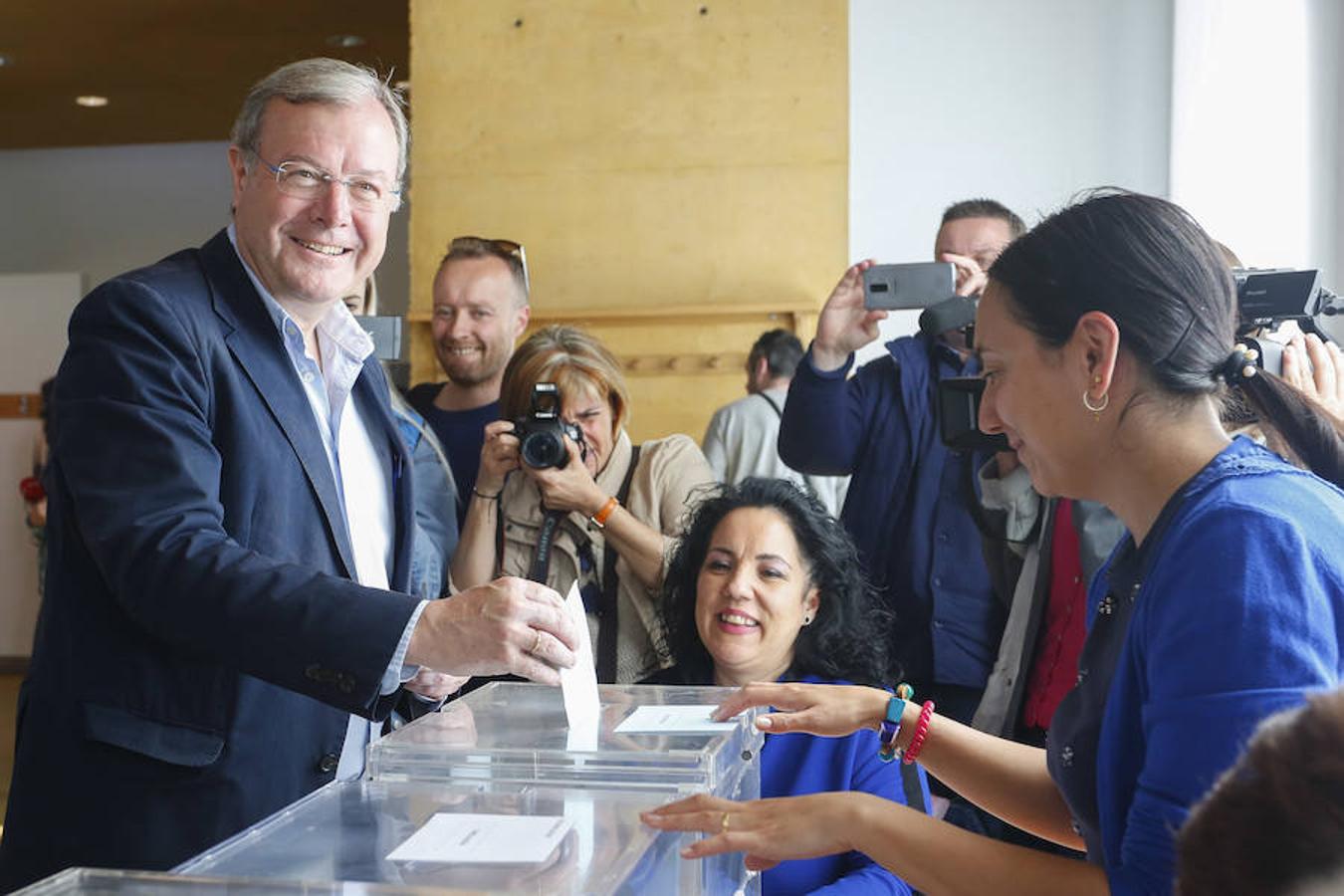 Cientos de colegios electorales han abierto sus puertas en toda la provincia para que los cais 400.000 electores leoneses puedan ejercer su voto en las elecciones municipales, autonómicas y europeas de este 26 de mayo