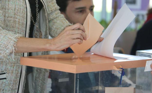 Una presidenta de mesa, en el ejercicio de su labor.