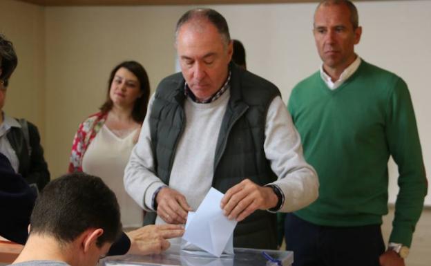 Eduardo López Sendino, en el momento de la votación.