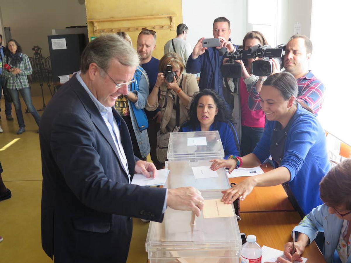 Cientos de colegios electorales han abierto sus puertas en toda la provincia para que los cais 400.000 electores leoneses puedan ejercer su voto en las elecciones municipales, autonómicas y europeas de este 26 de mayo