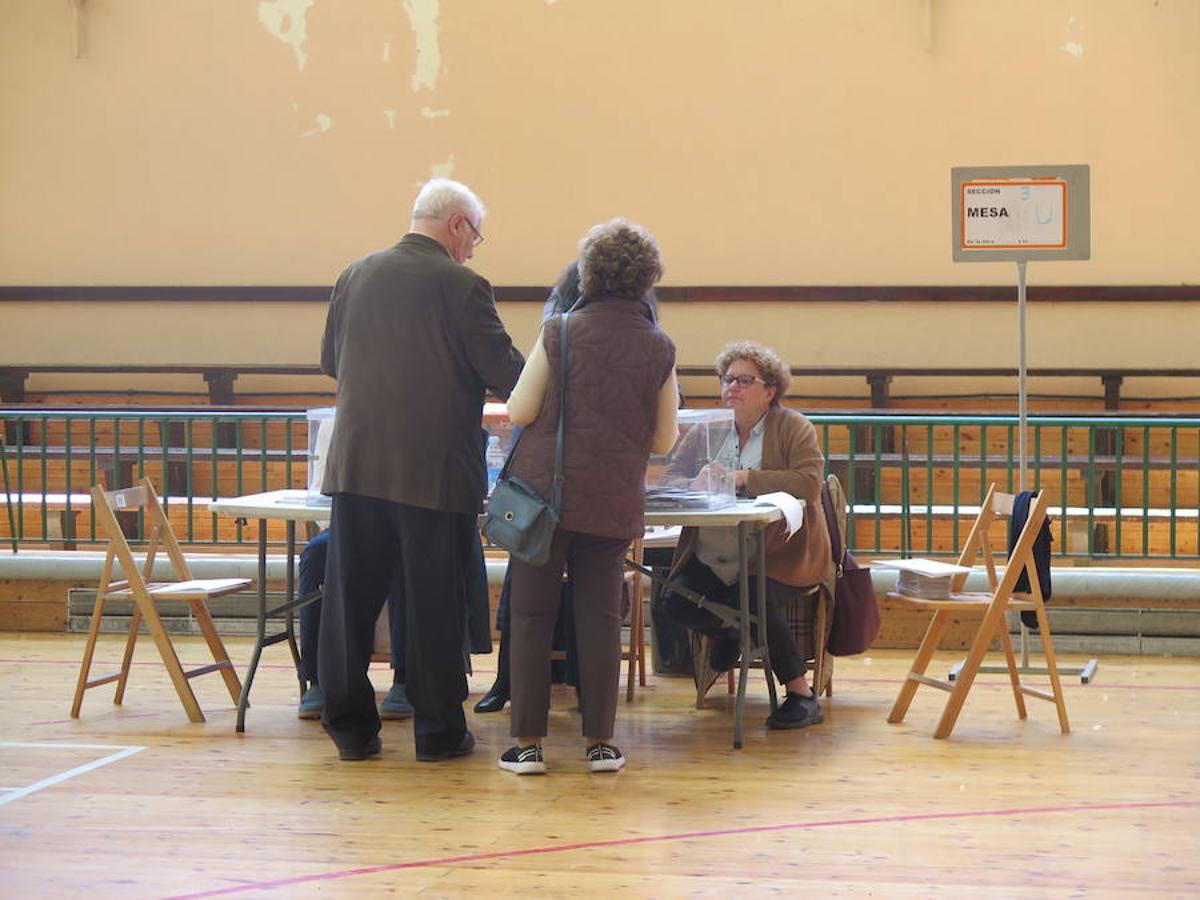 Cientos de colegios electorales han abierto sus puertas en toda la provincia para que los cais 400.000 electores leoneses puedan ejercer su voto en las elecciones municipales, autonómicas y europeas de este 26 de mayo