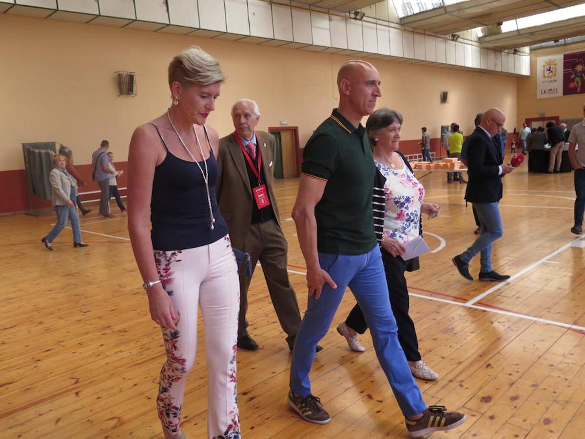 Cientos de colegios electorales han abierto sus puertas en toda la provincia para que los cais 400.000 electores leoneses puedan ejercer su voto en las elecciones municipales, autonómicas y europeas de este 26 de mayo