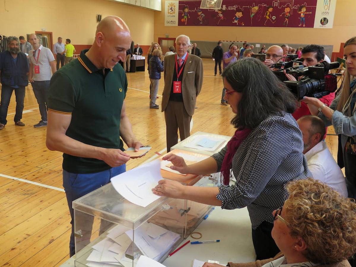 Cientos de colegios electorales han abierto sus puertas en toda la provincia para que los cais 400.000 electores leoneses puedan ejercer su voto en las elecciones municipales, autonómicas y europeas de este 26 de mayo