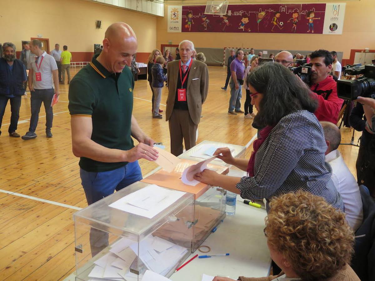 Cientos de colegios electorales han abierto sus puertas en toda la provincia para que los cais 400.000 electores leoneses puedan ejercer su voto en las elecciones municipales, autonómicas y europeas de este 26 de mayo