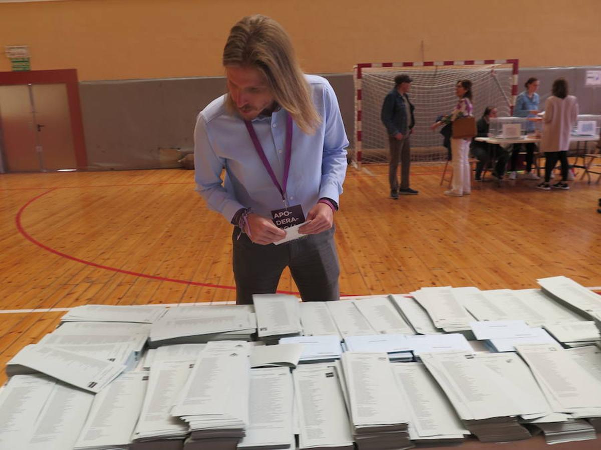 Cientos de colegios electorales han abierto sus puertas en toda la provincia para que los cais 400.000 electores leoneses puedan ejercer su voto en las elecciones municipales, autonómicas y europeas de este 26 de mayo