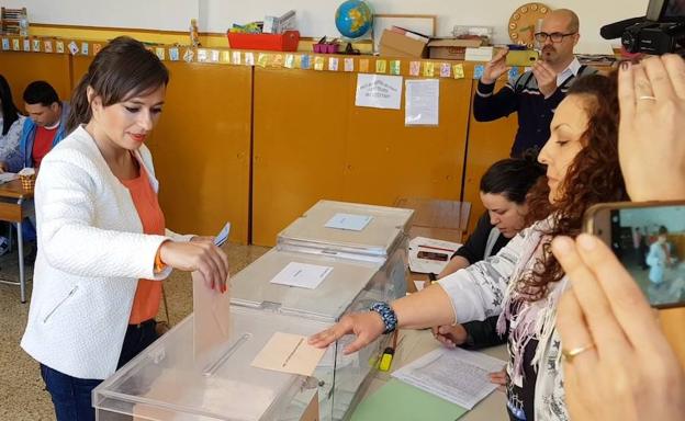 Gemma Villarroel depositó su voto en Puente Castro.