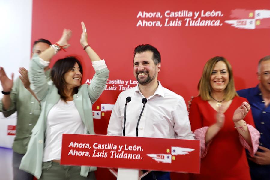 El candidato a la Presidencia de la Junta, Luis Tudanca, junto a Virginia Barcones y Ana Sánchez comparecen tras los resultados electorales