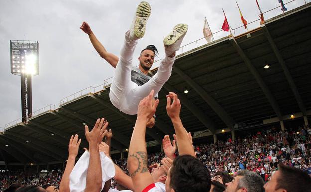 Rubén de la Barrera, manteado tras el ascenso.