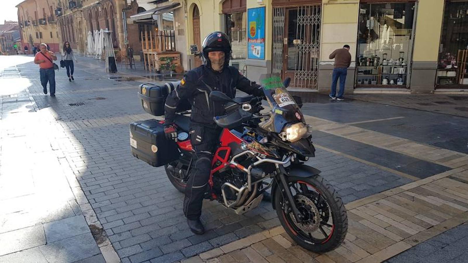 Anselmo Tascón y Javier Cordero parten de León a lomos de sus motos para llegar hasta Cabo Norte (Noruega) con el objetivo de recaudar fondos para la lucha contra la leucemia, en una aventura a beneficio de la Fundación Josep Carreras