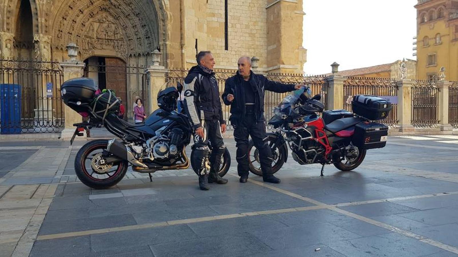 Anselmo Tascón y Javier Cordero parten de León a lomos de sus motos para llegar hasta Cabo Norte (Noruega) con el objetivo de recaudar fondos para la lucha contra la leucemia, en una aventura a beneficio de la Fundación Josep Carreras