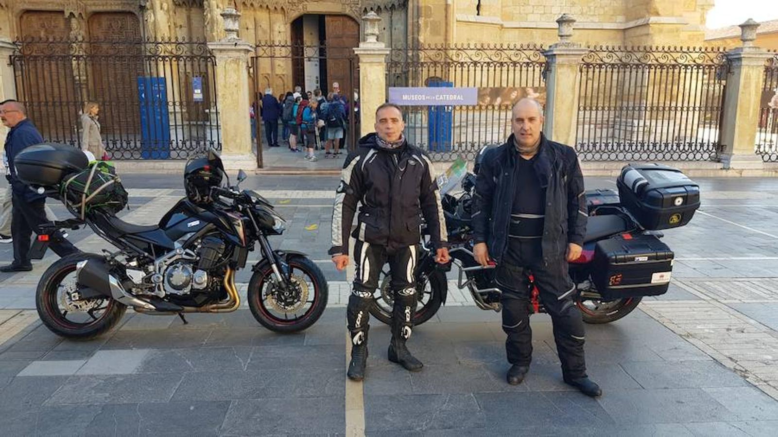 Anselmo Tascón y Javier Cordero parten de León a lomos de sus motos para llegar hasta Cabo Norte (Noruega) con el objetivo de recaudar fondos para la lucha contra la leucemia, en una aventura a beneficio de la Fundación Josep Carreras