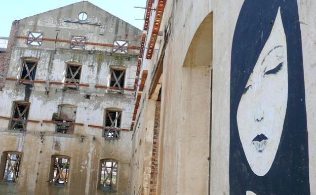 Afrodita, en una imagen del internacional grafitero Rosh, en el edificio del Palacio de Congresos. 