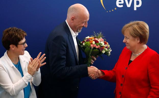 El candidato de la CDU por Bremenn, Carsten Meyer-Heder, recibe la felicitación de la canciller Angela Merkel ante la presidenta del partido, Annegret Kramp-Karrenbauer.