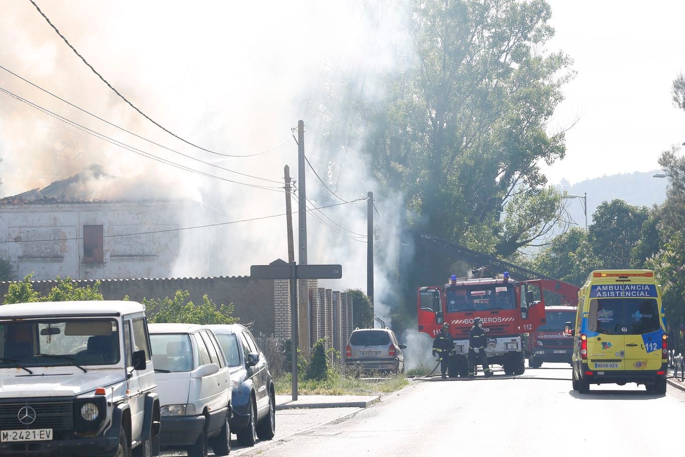 Un incendio en un inmueble de La Granja alarma a León al causar una enorme columna de humo