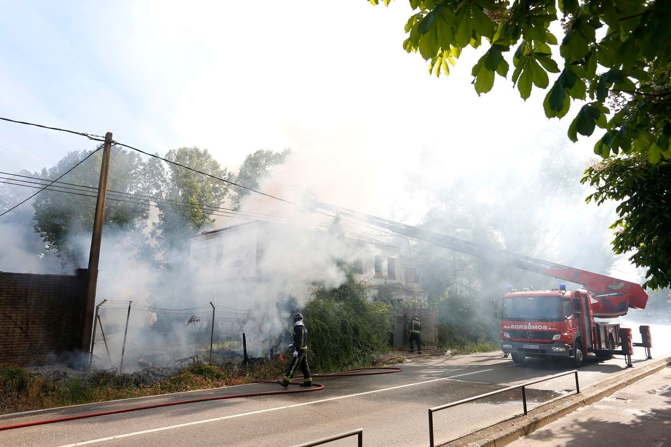 Un incendio en un inmueble de La Granja alarma a León al causar una enorme columna de humo