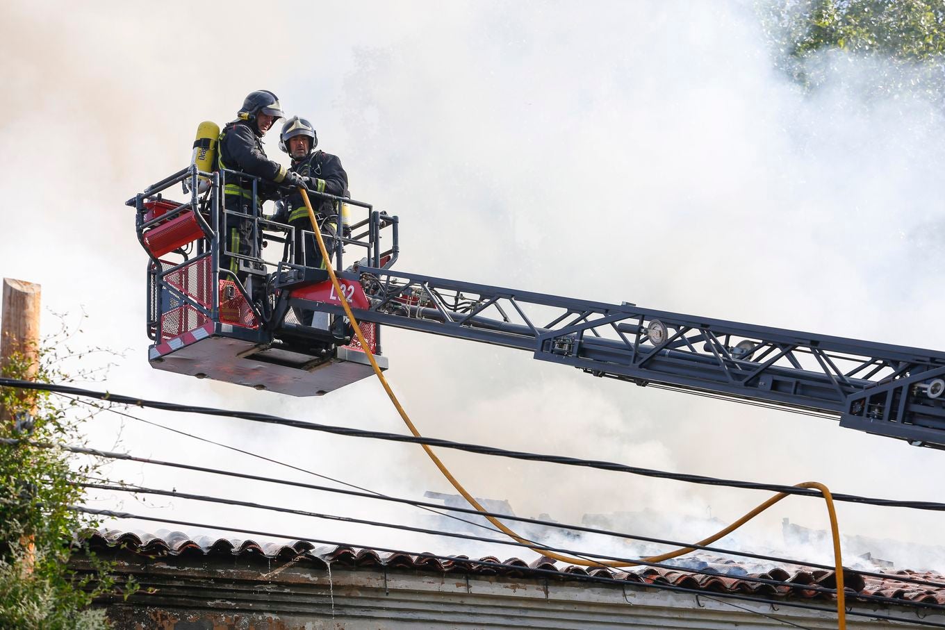 Un incendio en un inmueble de La Granja alarma a León al causar una enorme columna de humo