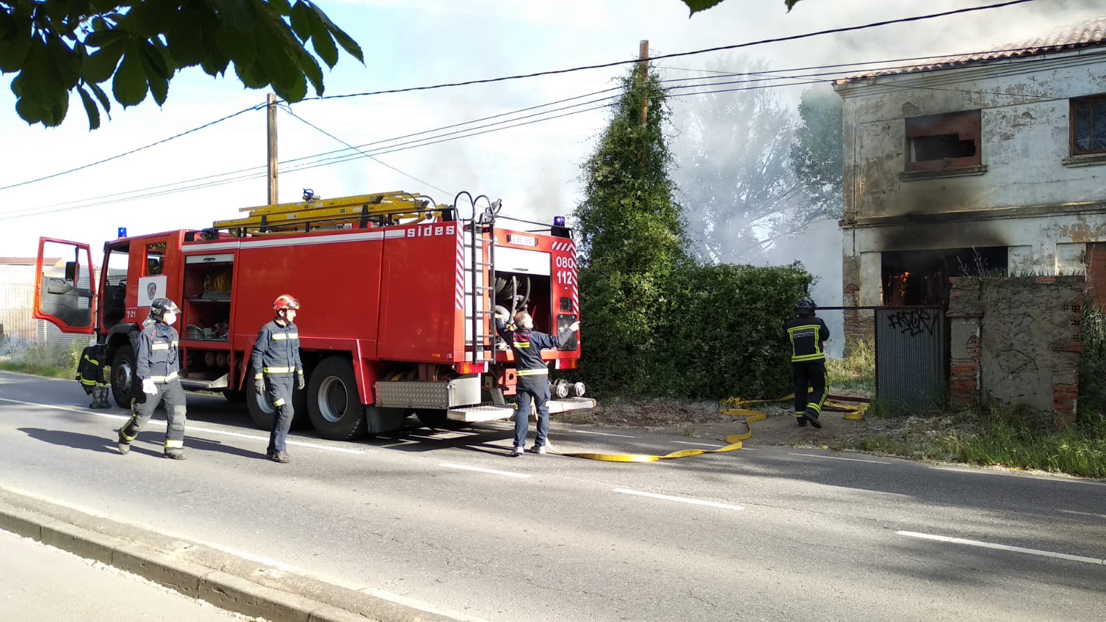 Un incendio en un inmueble de La Granja alarma a León al causar una enorme columna de humo