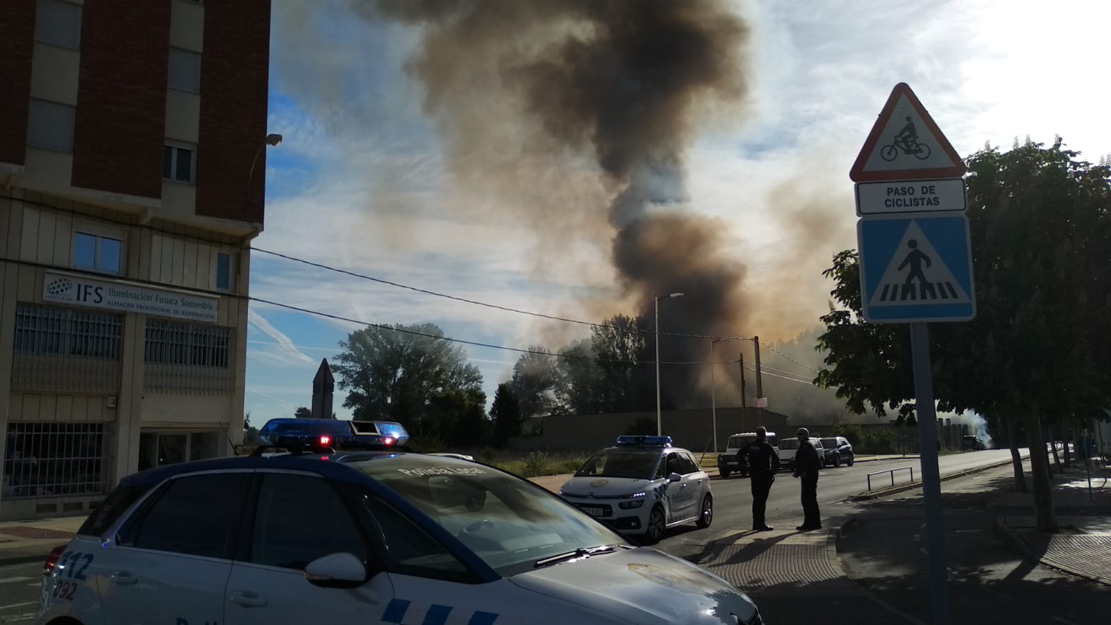 Un incendio en un inmueble de La Granja alarma a León al causar una enorme columna de humo