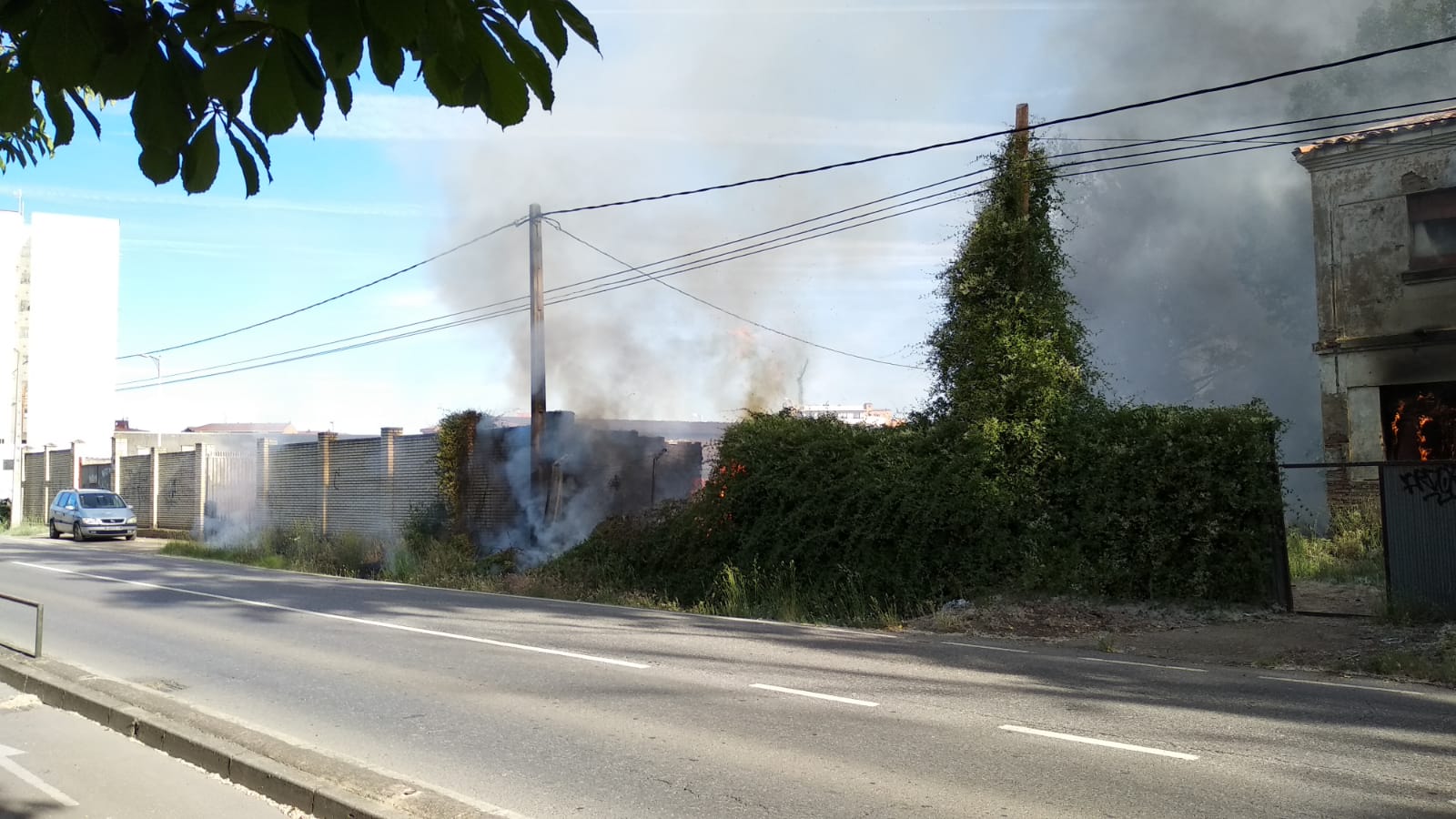 Un incendio en un inmueble de La Granja alarma a León al causar una enorme columna de humo