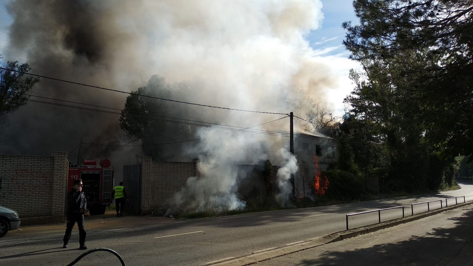 Un incendio en un inmueble de La Granja alarma a León al causar una enorme columna de humo