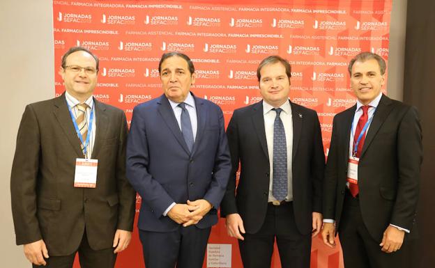 El consejero de Sanidad, Antonio María Sáez, inaugura la jornada científico técnica de la Sociedad Española de Farmacia Familiar y Comunitaria (SEFAC). Junto a él, de izquierda a derecha, Jesús Gómez, Carlos Meceño y Tomás Codesal. 