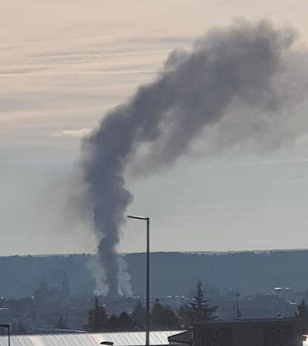 Imagen de la columna de humo vista desde La Virgen del Camino.