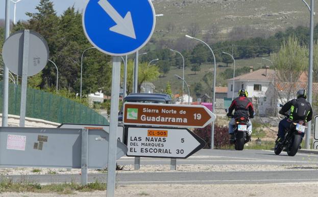 Dos motoristas circulan por el cruce del Hoyo de Pinares con Navalperal.