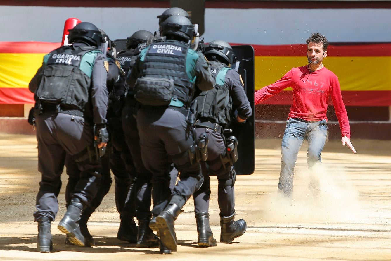 La delegada del Gobierno, Mercedes Martín, visita una exposición de las diversas unidades y especialidades con las que cuenta la Guardia Civil en la Comunidad Autónoma