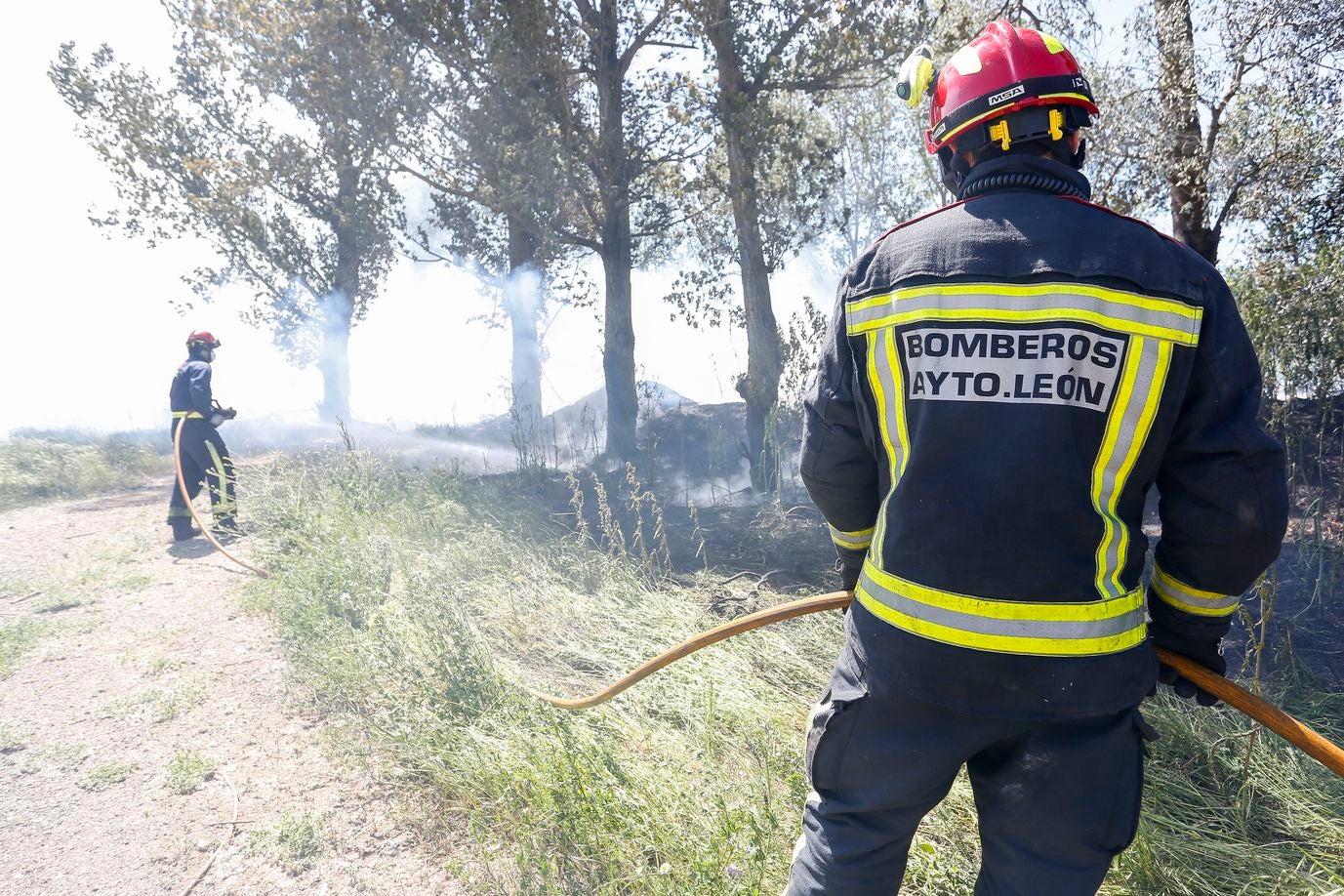 Un incendio en la base de Protección Civil de Villaquilambre obliga a intervenir a Bomberos