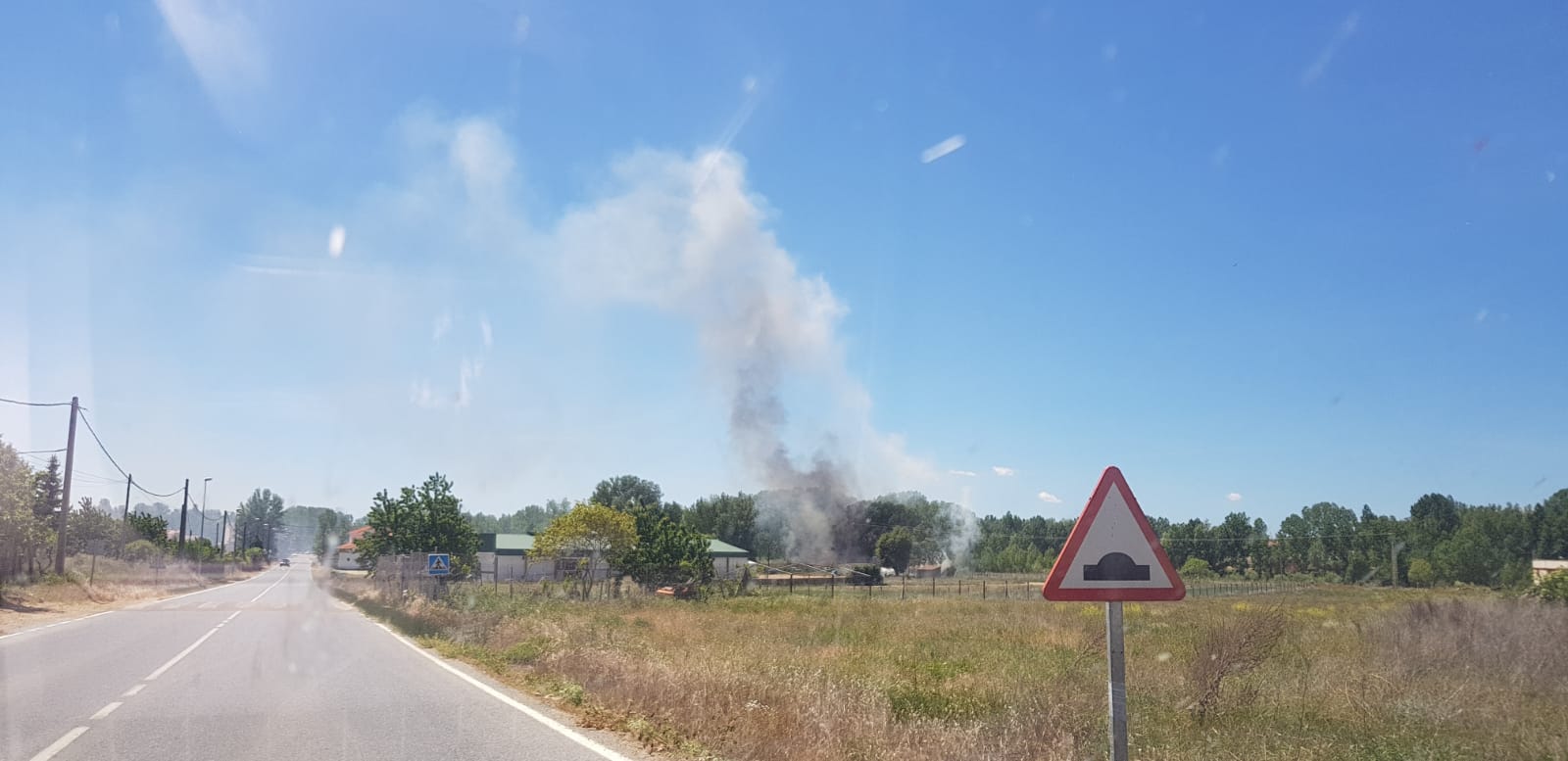 Un incendio en la base de Protección Civil de Villaquilambre obliga a intervenir a Bomberos