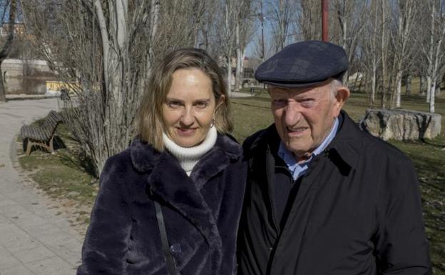 Eva Fernández y su padre, Alejandro Fernández, junto al Duero, el pasado invierno. 