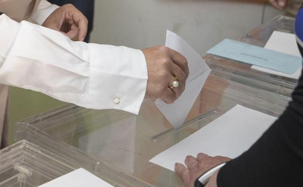 Una mujer procede a votar durante la jornada electoral.