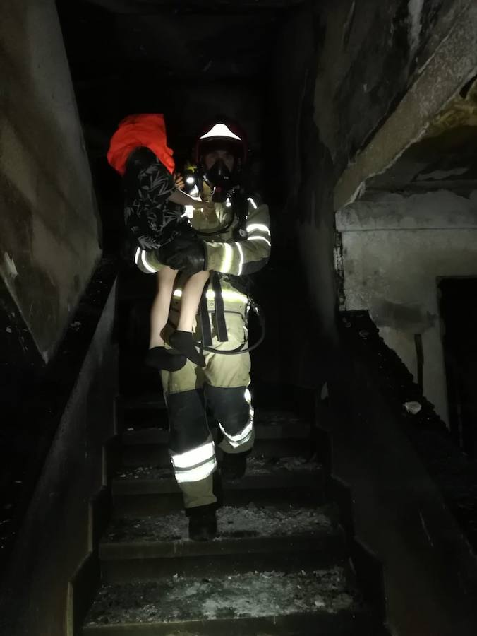 Un aparatoso incendio en el número 75 del Paseo del Cauce de Valladolid ha obligado a evacuar a nueve personas personas, cinco menores y cuatro adultos, en la madrugada de este jueves en la capital vallisoletana.