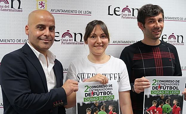 Marta Mejías, concejala de deportes del Ayuntamiento de León, junto con los organizadores Carlos Fernández y David Álvarez.