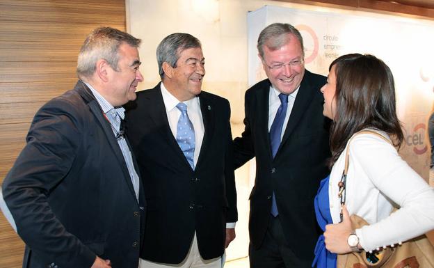 Galería. Álvarez Casco charla con el alcalde de León y dos concejales de Ciudadanos. 