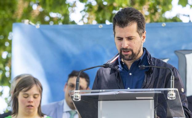 El secretario general del PSOECyL y candidato a la Presidencia de la Junta, Luis Tudanca, acude a la lectura pública de Harry Potter.