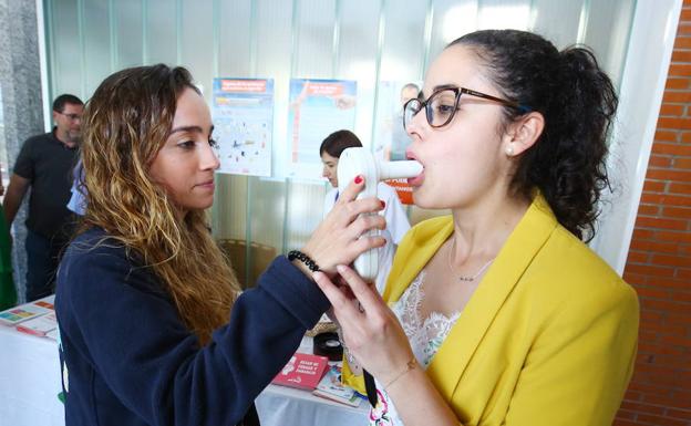 La Aecc y el Hospital del Bierzo lanzan un programa contra el tabaco que combina técnicas de psicología con tratamientos farmacológicos