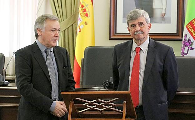 El nuevo rector, durante la toma de posesión.