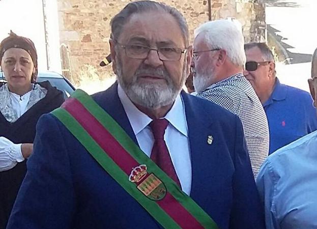 Jaime González, con la banda del Ayuntamiento de Valdepiélago. 