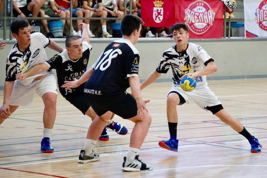 Fotos: El Ademar cadete rema para ahogarse en la orilla