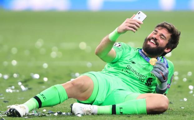 Alisson se hace un selfie sobre el césped del Metropolitano. 