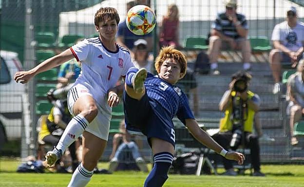 Marta Corredera, en una acción ante la japonesa Sugasawa Yuika. 