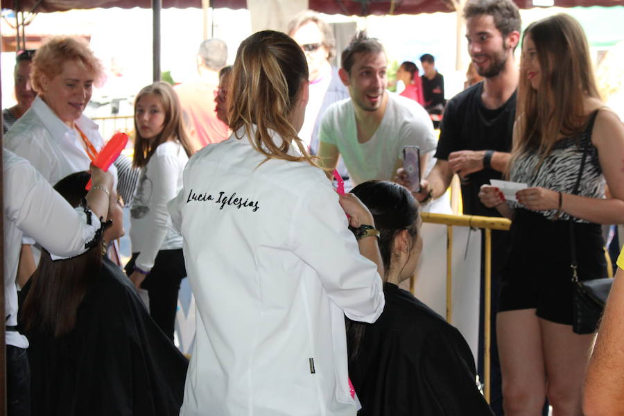 La céntrica plaza de San Marcelo se ha convertido en la jornada del domingo en un improvisado salón de belleza, en el que peluqueros, barberos, tatuadores, maquilladores y masajistas se han puesto a trabajar bajo la iniciativa 'León te corta' promovida por Víctor Valín en favor de la AECC